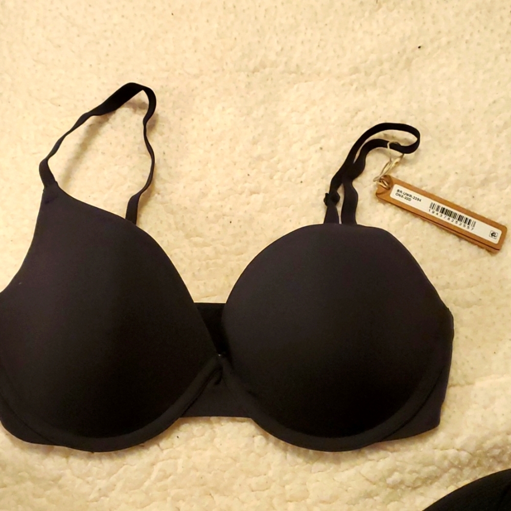 SKIMS black t-shirt bra